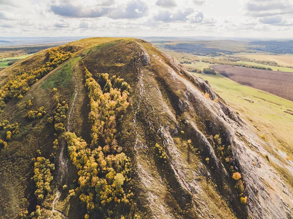 Mount Shihan Toratau nära staden Ishimbai. symbol för staden Ishimbai. Bashkortostan. Ryssland. — Stockfoto