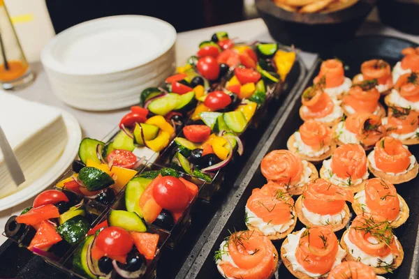 Diferentes tipos de canapés na mesa buffet . — Fotografia de Stock