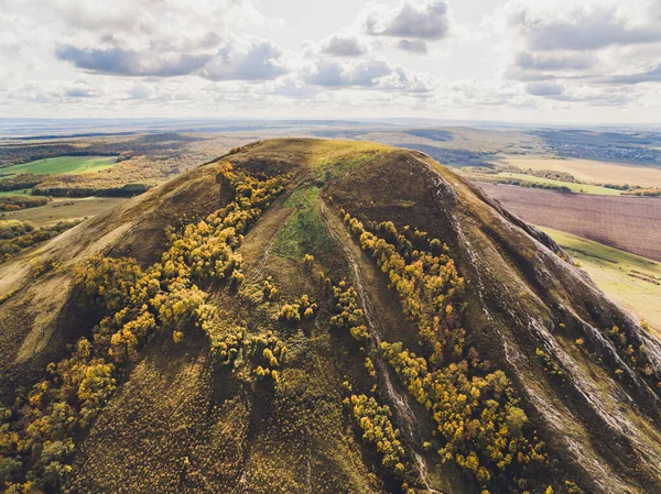 Mount Shihan Toratau nära staden Ishimbai. symbol för staden Ishimbai. Bashkortostan. Ryssland. — Stockfoto