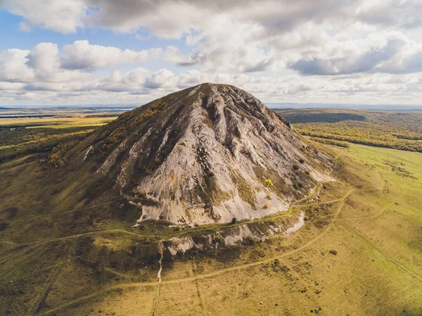 Monte Shihan Toratau cerca de la ciudad de Ishimbai. Símbolo de la ciudad de Ishimbai. Bashkortostán. Rusia . — Foto de Stock