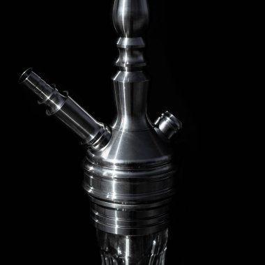 nargile parçası, modern tasarım, siyah bir arka plan üzerinde.