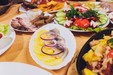 Lezzetli salamlı yemek tepsisi, dilimlenmiş jambon, sosis ve salata. Masada seçili et tabağı.