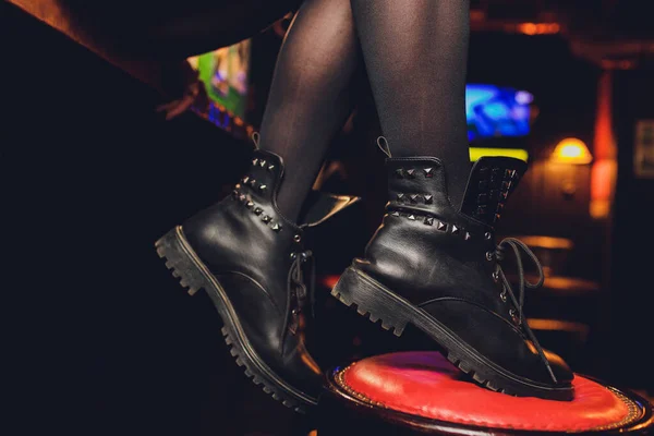 Belas pernas femininas em meia-calça preta em um restaurante . — Fotografia de Stock