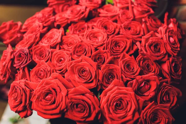 자연적인 빨간 장미 배경입니다. 테두리의 빨강 장미 꽃다발. — 스톡 사진
