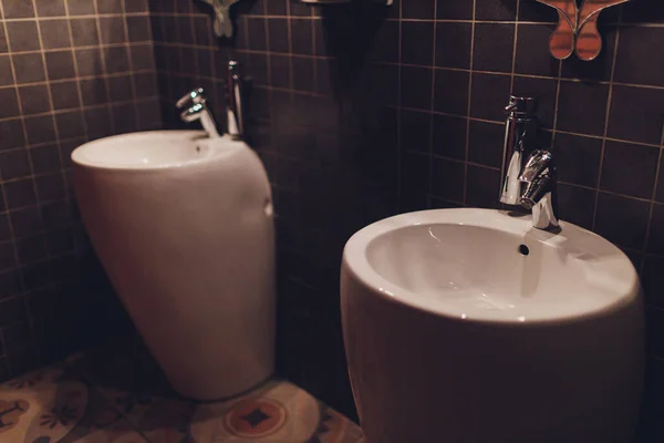 Белые писсуары в мужской ванной. Современный интерьер туалета с писсуарами и рамкой для рекламы . — стоковое фото
