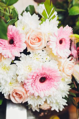 Çiçekler beyaz ahşap arka planda. Kopyalama alanı olan üst görünüm.