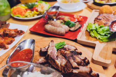 Çeşitli abur cubur ve salatalarla dolu yemek masası. Somon, zeytin, şarap, sebze, ızgara balık tostu. Aile yemeği konsepti. Şükran Günü, Noel. Üst veiw.
