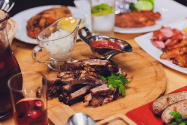 Çeşitli abur cubur ve salatalarla dolu yemek masası. Somon, zeytin, şarap, sebze, ızgara balık tostu. Aile yemeği konsepti. Şükran Günü, Noel. Üst veiw.