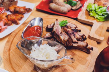 Çeşitli abur cubur ve salatalarla dolu yemek masası. Somon, zeytin, şarap, sebze, ızgara balık tostu. Aile yemeği konsepti. Şükran Günü, Noel. Üst veiw.
