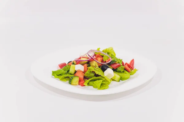 Σαλάτα με φρέσκα λαχανικά που απομονώνεται σε λευκό φόντο. — Φωτογραφία Αρχείου