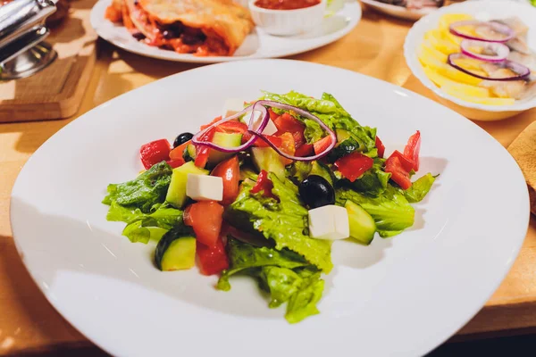 맛있는 파티 음식 컨셉을 축하하는 식탁보. 먹을 것도 많고. 결혼식, 기념일, 휴일에 봉사했지. 식당에서의 연회 음식. — 스톡 사진