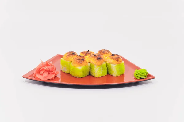 Caranguejo de neve, salmão, queijo creme e rolos de pepino isolados em fundo branco . — Fotografia de Stock