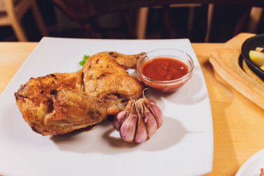 Parti için servis edilen şenlik masasında sağlıklı yemekler. Arkadaşlar bunu ahşap masa manzaralı organik yiyeceklerle kutluyorlar. Erkekler ve kadınlar birbirlerine tabak uzatırlar..