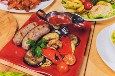 Çeşitli abur cubur ve salatalarla dolu yemek masası. Somon, zeytin, şarap, sebze, ızgara balık tostu. Aile yemeği konsepti. Şükran Günü, Noel. Üst veiw.