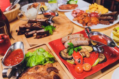 Çeşitli abur cubur ve salatalarla dolu yemek masası. Somon, zeytin, şarap, sebze, ızgara balık tostu. Aile yemeği konsepti. Şükran Günü, Noel. Üst veiw.