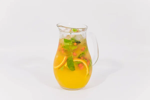 Suco de bagas de mar-buckthorn maduras em copo de vidro . — Fotografia de Stock