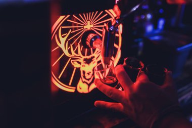 Ufa, Rusya Federasyonu, Harats Pub, 15 Kasım, 2018: Jagermeister alkol içecekler bar. barmen bir bardak içki alıyor..