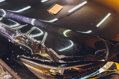 Şeffaf film, araba boyası koruması, ambalaj spesiyali. Araba tamiri. Seçici odak.