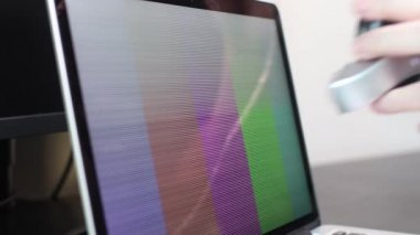 Ofiste Görüntü Ayarlaması ile fotoğrafçı monitörü, renkleri ayarlamak için araçlar.