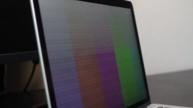 Ofiste Görüntü Ayarlaması ile fotoğrafçı monitörü, renkleri ayarlamak için araçlar.