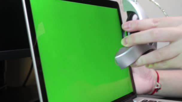 Fotografický monitor s kalibrací displeje v kanceláři, nástroje pro kalibraci barev. — Stock video