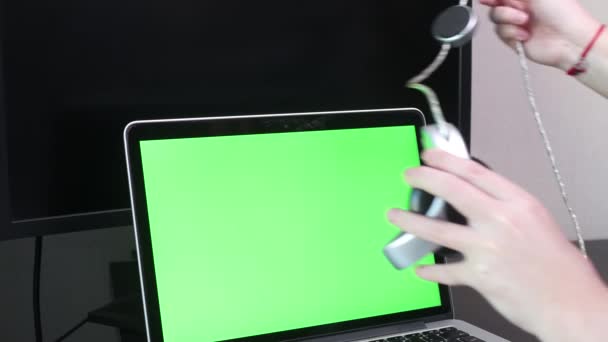 Monitor de fotógrafo com calibração de exibição no escritório, ferramentas para calibrar cores . — Vídeo de Stock
