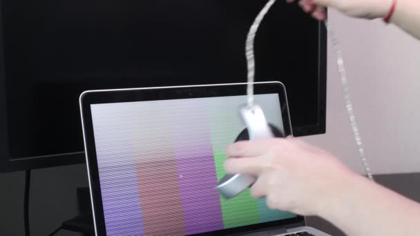 Monitor fotografico con calibrazione display in ufficio, strumenti per la calibrazione dei colori. — Video Stock