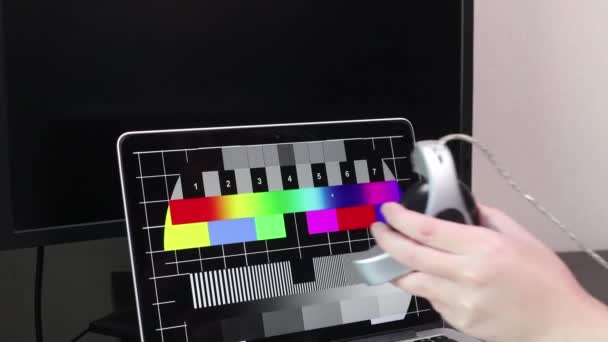 Monitor de fotógrafo con calibración de pantalla en la oficina, herramientas para calibrar colores . — Vídeos de Stock