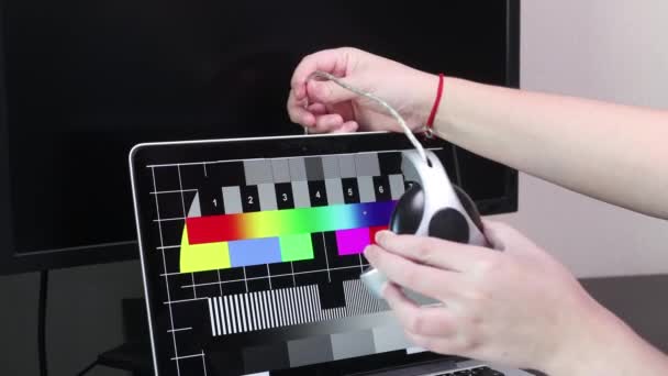 Fotograaf monitor met display kalibratie in het kantoor, tools voor het kalibreren van kleuren. — Stockvideo