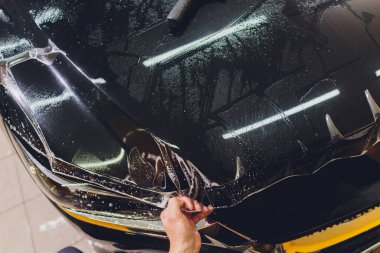 Şeffaf film, araba boyası koruması, ambalaj spesiyali. Araba tamiri. Seçici odak.