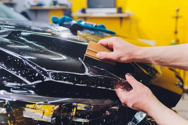 Transparent film, bilfärgsskydd, omslagspapper. Bildetaljer. Selektiv inriktning. — Stockfoto