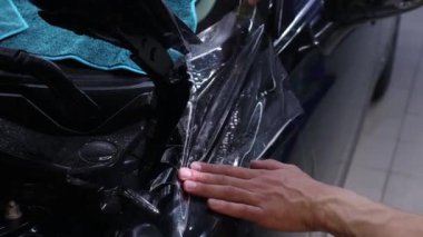 Şeffaf film, araba boyası koruması, ambalaj spesiyali. Araba tamiri. Seçici odak.