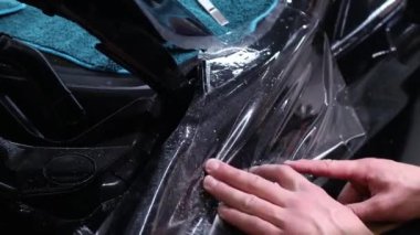 Şeffaf film, araba boyası koruması, ambalaj spesiyali. Araba tamiri. Seçici odak.