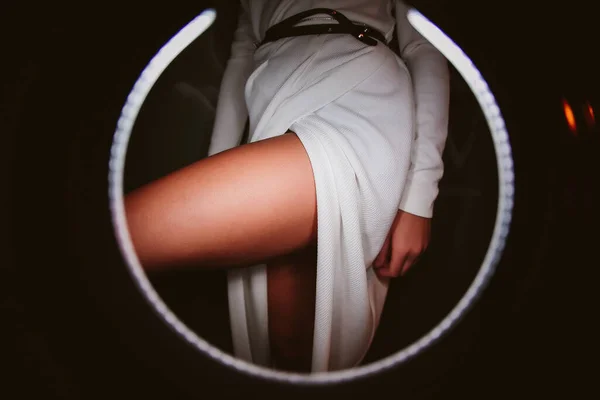 Ένα κορίτσι βγάζει ένα φόρεμα τα σεξουαλικά γδύνει. — Φωτογραφία Αρχείου