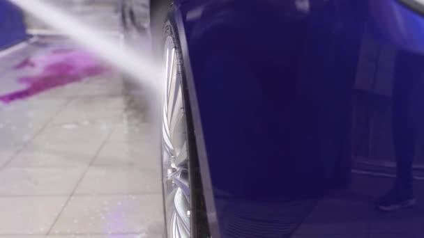 Close-up schoonmaken auto met behulp van hoge druk water, Hoge druk jet wasmachine in het proces van auto wassen. — Stockvideo