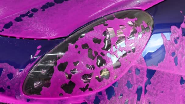 Zárja be a tisztító autó segítségével nagynyomású víz, Nagynyomású sugárhajtású mosó folyamatban autómosó. rózsaszín színű hab — Stock videók