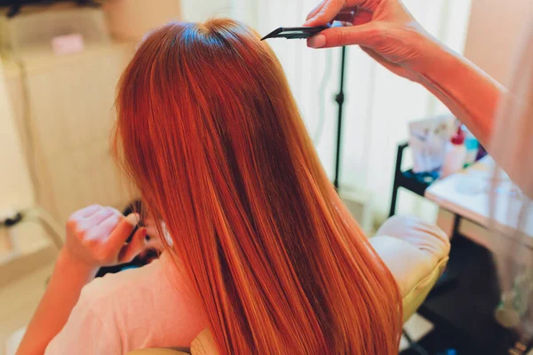 Kapsalon, schoonheidssalon. Procedure van hair extensions. — Stockfoto