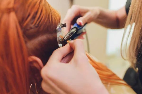 Friseursalon, Schönheitssalon. Verfahren der Haarverlängerung. — Stockfoto
