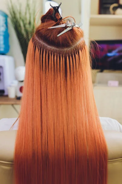 Friseursalon, Schönheitssalon. Verfahren der Haarverlängerung. — Stockfoto