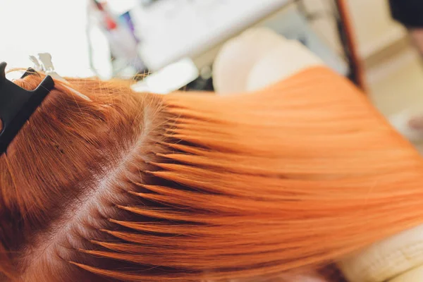 Peluquería, spa de belleza. Procedimiento de extensiones de cabello . — Foto de Stock