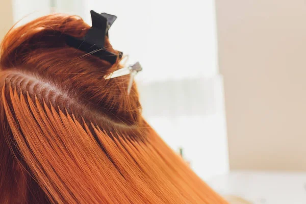 Cabeleireiro, spa de beleza. Procedimento de extensões de cabelo . — Fotografia de Stock