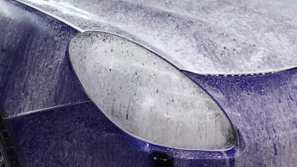 Close-up schoonmaken auto met behulp van hoge druk water, Hoge druk jet wasmachine in het proces van auto wassen. — Stockvideo