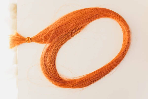 Cheveux roux, isolés sur blanc. extensions de cheveux avant la procédure . — Photo