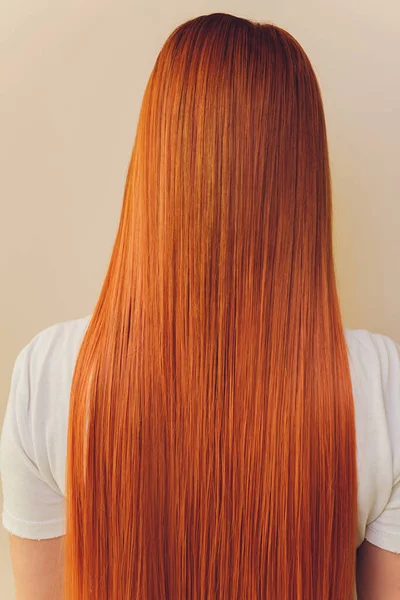 Vista da vicino posteriore delle spalle della femmina dai capelli rossi carota-top . — Foto Stock