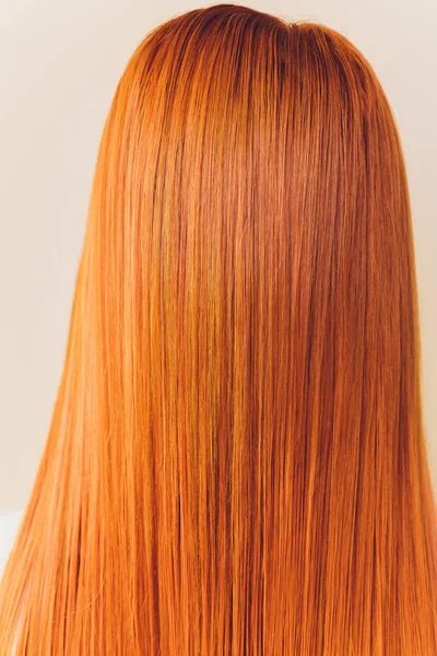 Achteraanzicht van de schouders van roodharige vrouwelijke worteltop. — Stockfoto