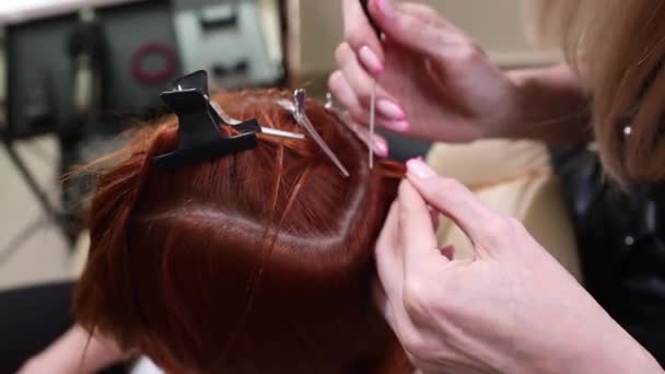 Kapsalon, schoonheidssalon. Procedure van hair extensions. — Stockvideo