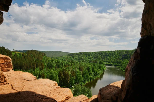 Bashkortostan 공화국, 강, 여름 Idrisovskaya 동굴. — 스톡 사진