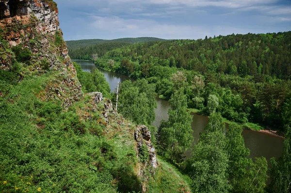 Republiken Bashkortostan, floder, sommar Idrisovskaja grotta. — Stockfoto