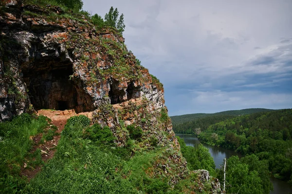 Republiken Bashkortostan, floder, sommar Idrisovskaja grotta. — Stockfoto