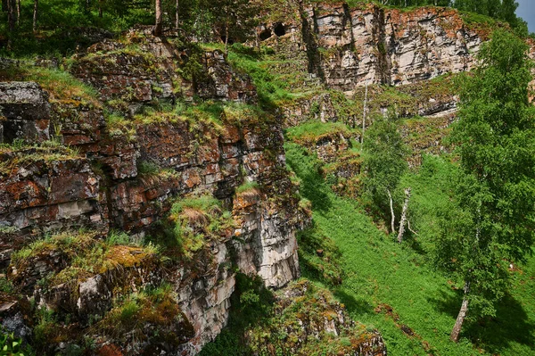 Republiken Bashkortostan, floder, sommar Idrisovskaja grotta. — Stockfoto